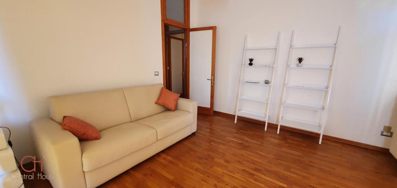 Central House Lecce Bagian luar foto