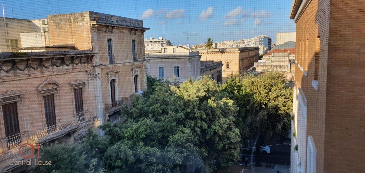 Central House Lecce Bagian luar foto