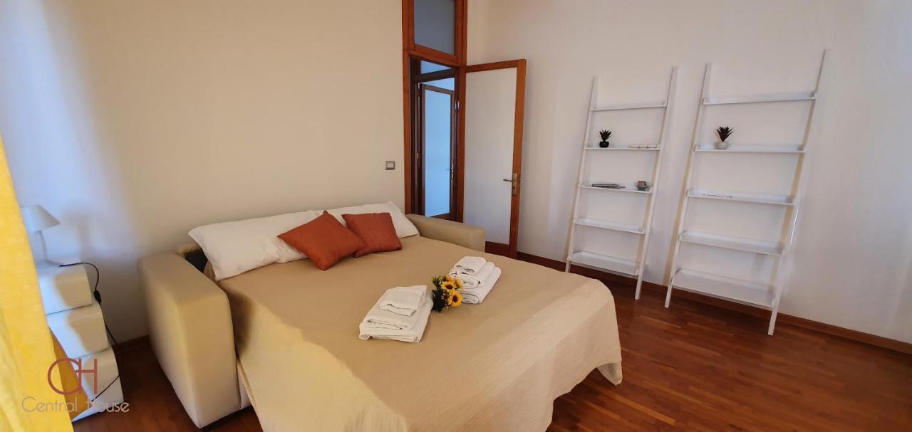 Central House Lecce Bagian luar foto