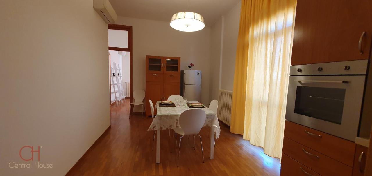 Central House Lecce Bagian luar foto
