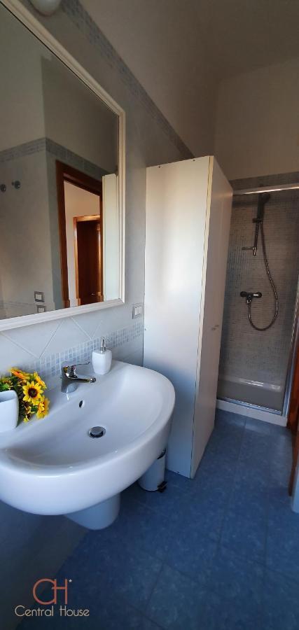 Central House Lecce Bagian luar foto