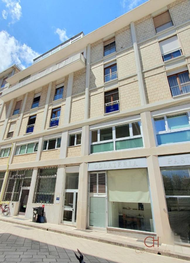 Central House Lecce Bagian luar foto